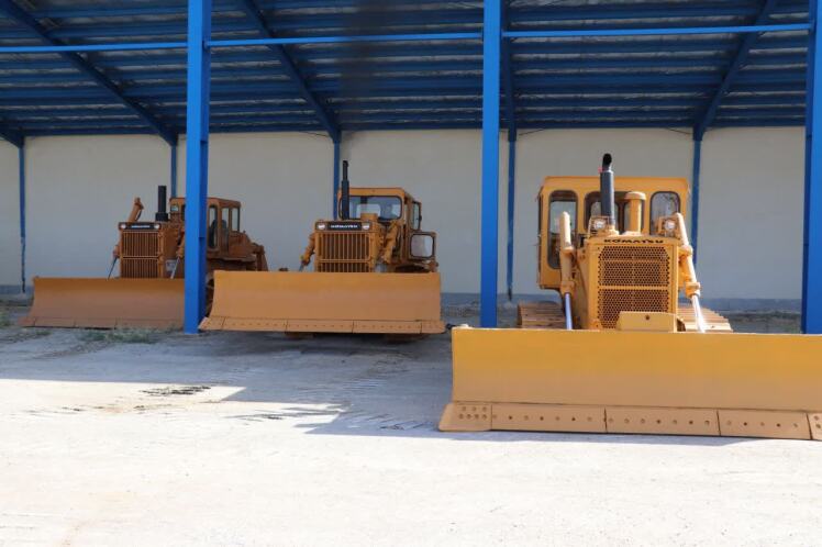 راهداری اسدآباد با آمادگی کامل و ذخیره ۶ هزار تن شن و نمک به استقبال زمستان می‌رود