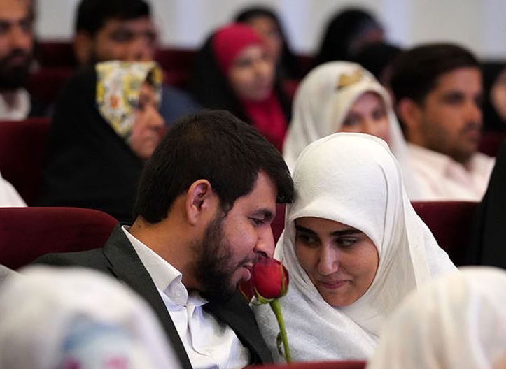 وعده ساخت خوابگاه های متأهلی از سوی رئیس جمهور در جشن وصال جوانان